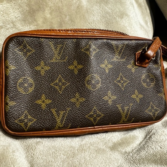 Louis Vuitton wristlet. - Picture 4 of 11